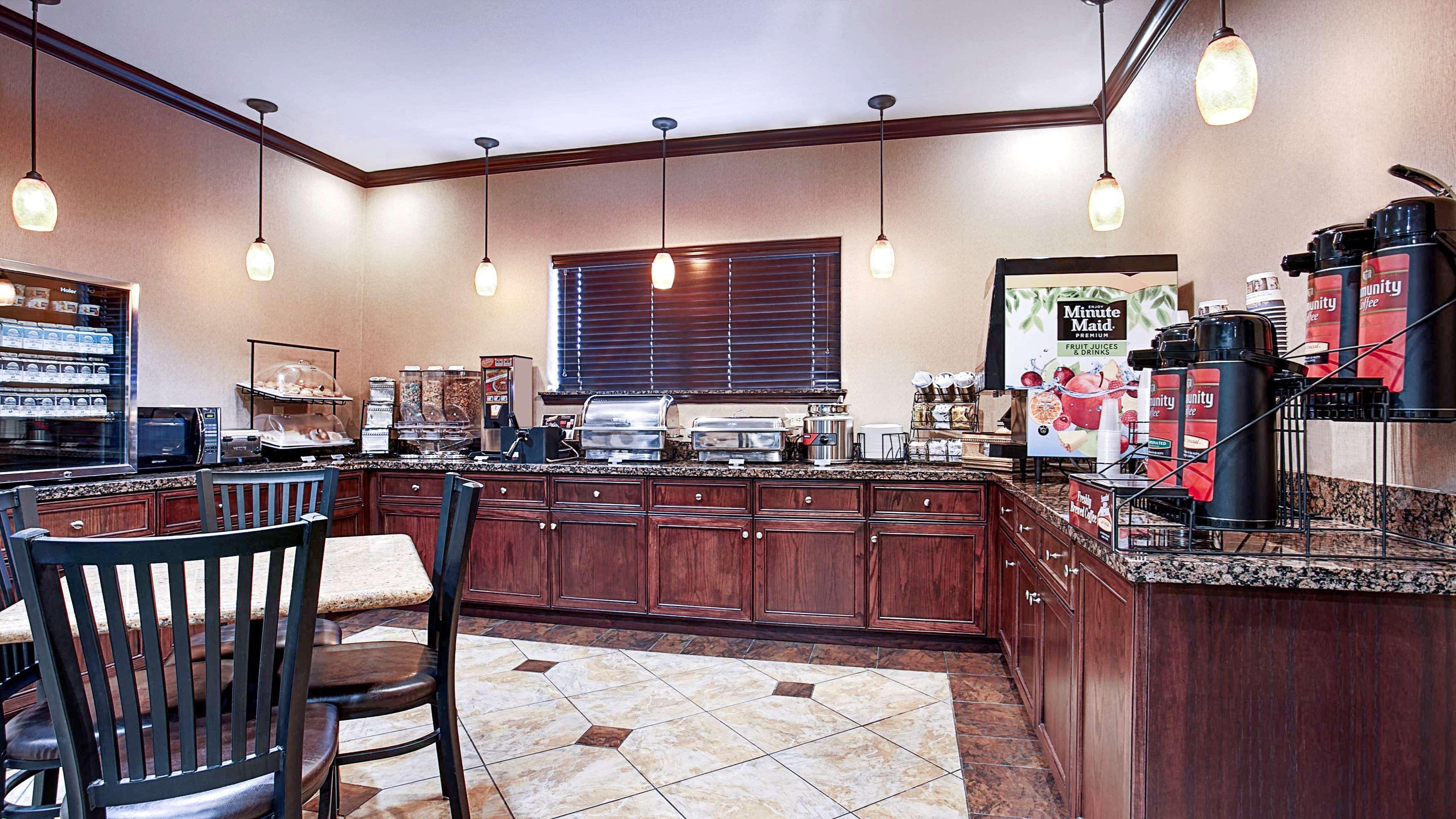 Best Western Plus Royal Mountain Inn & Suites Атенс Екстер'єр фото