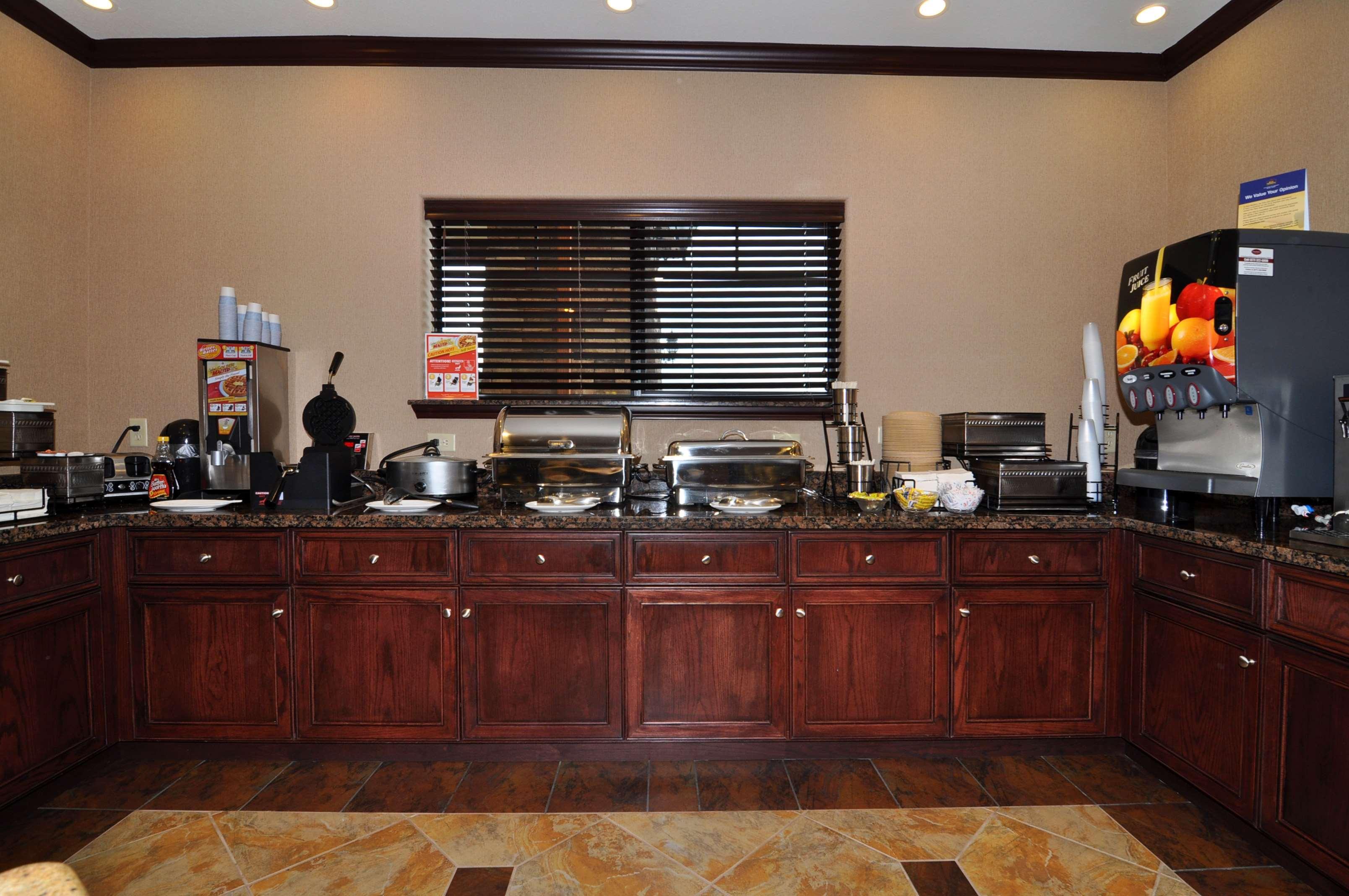 Best Western Plus Royal Mountain Inn & Suites Атенс Ресторан фото