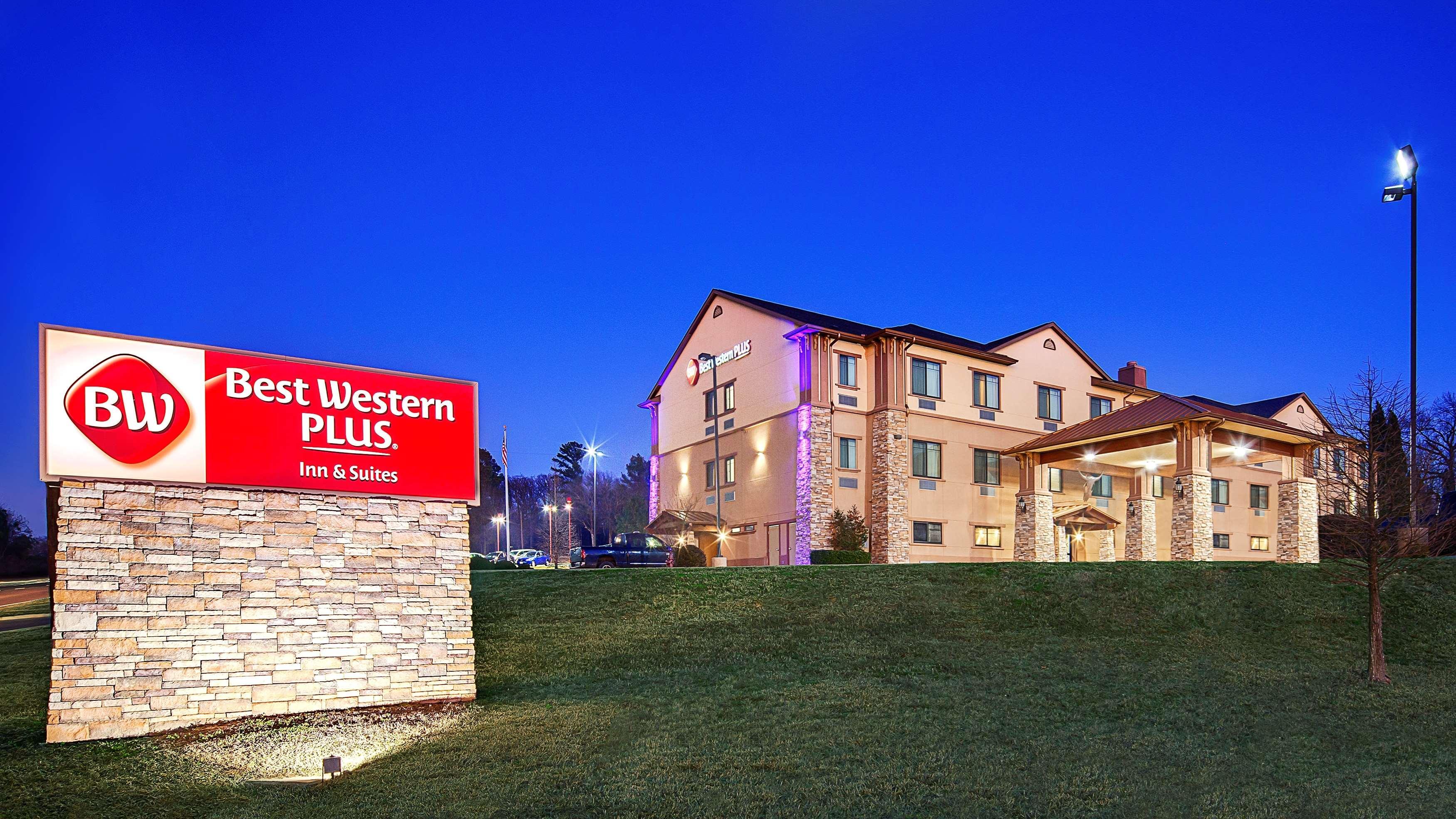 Best Western Plus Royal Mountain Inn & Suites Атенс Екстер'єр фото