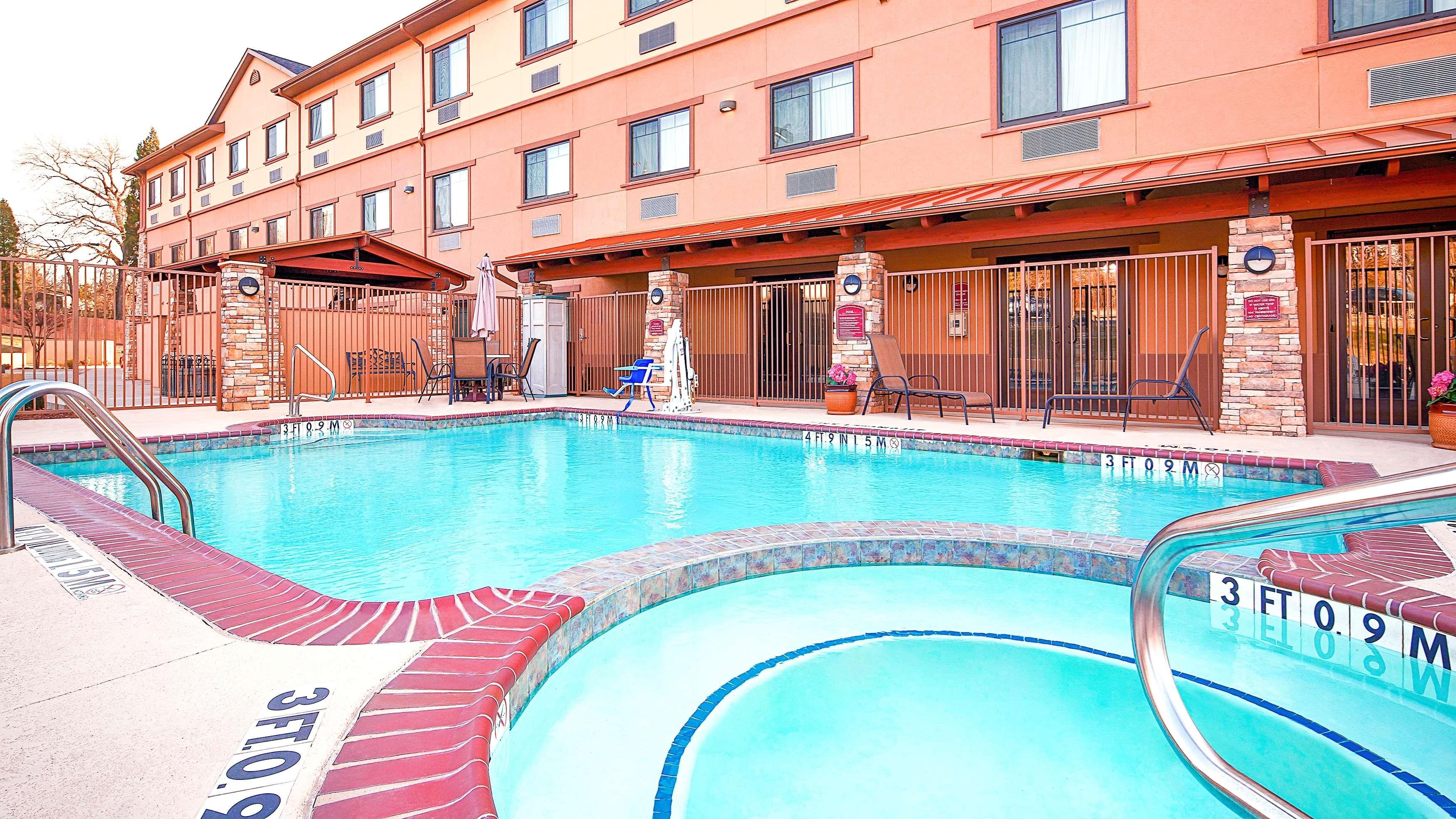 Best Western Plus Royal Mountain Inn & Suites Атенс Екстер'єр фото